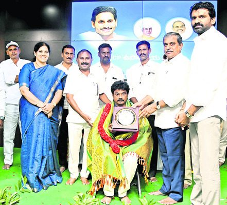 వైఎస్సార్‌టీఏ ఆధ్వర్యంలో  గురువులకు సన్మానం 
1