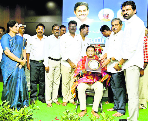 వైఎస్సార్‌టీఏ ఆధ్వర్యంలో  గురువులకు సన్మానం 
2