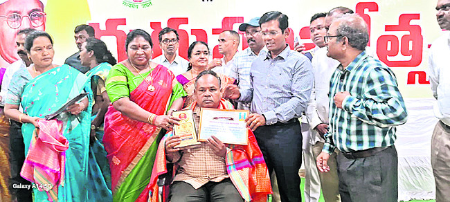 ఉత్తమ ఉపాధ్యాయులకు సత్కారం 10
