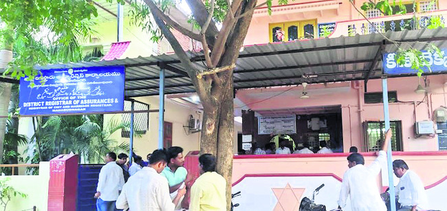 యథేచ్ఛగా వసూళ్ల దందా? 1