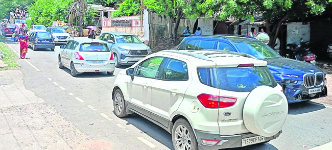 శ్రీశైలం రహదారిలో ట్రాఫిక్ జామ్ 1