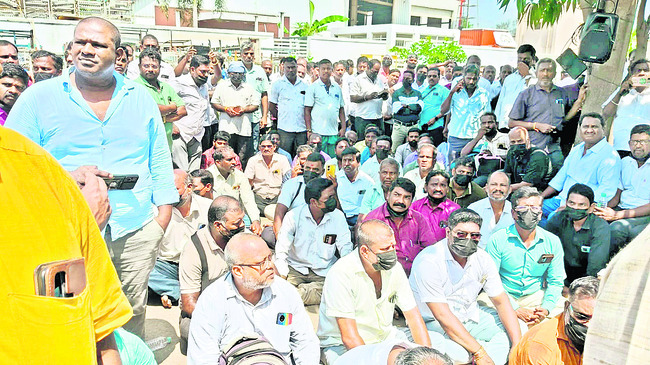 టాస్మాక్‌ గోదాము ముట్టడి 1