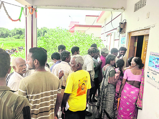 యూరియా కోసం తప్పని తిప్పలు 2