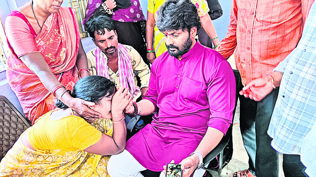 కొడుకు పుట్టనో..చెట్టునో పట్టుకుని ఉంటడు 1