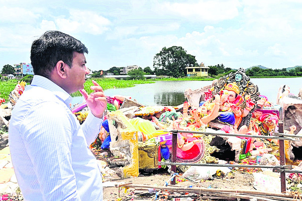 2,206 విగ్రహాలు నిమజ్జనం1