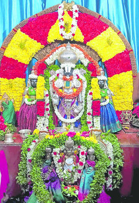 పోటెత్తిన భక్తులు
2