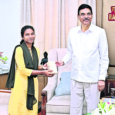దిదాయ్ బాలికకు గవర్నర్ సత్కారం1