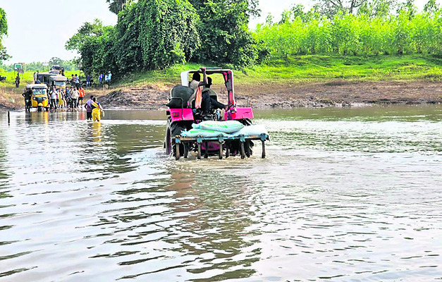 ముంపు నుంచి తేరుకుంటున్న జన జీవనం1