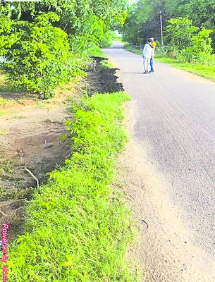 రోడ్లు ధ్వంసం1