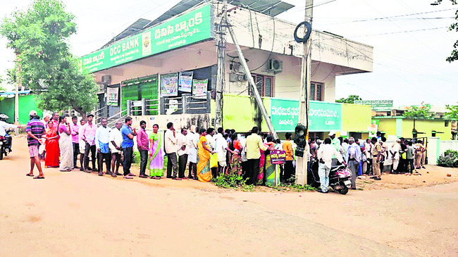 యూరియా కోసం బారులు1