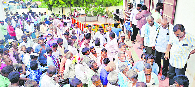 యూరియా కోసం అగచాట్లు1