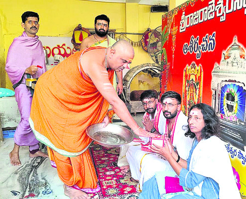 రాజన్నకు భక్తుల నీరాజనం1