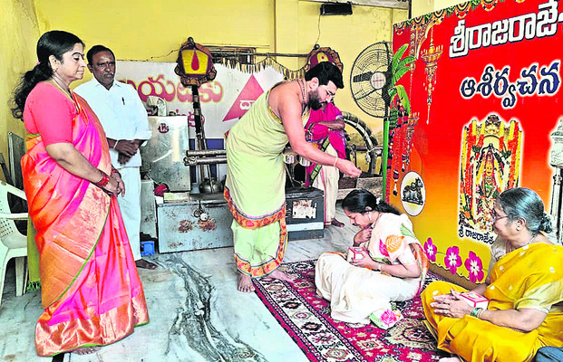 రాజన్నకు భక్తుల నీరాజనం2