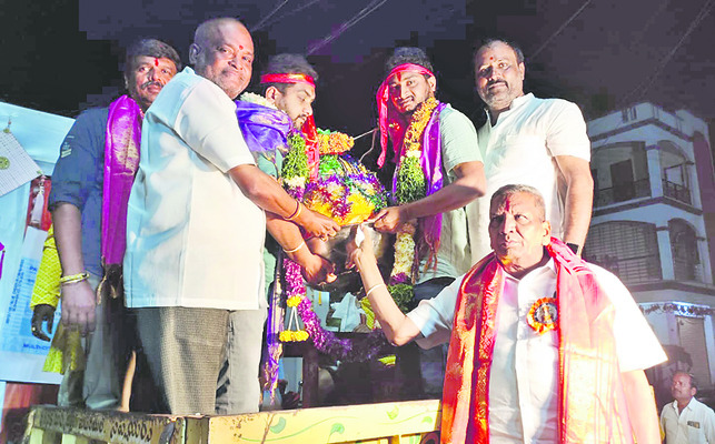 లడ్డూలు.. రూ.లక్షలు! 1