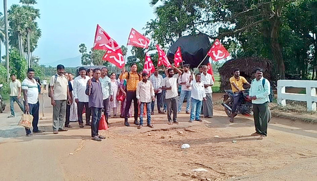 తిరగని బస్సు.. ప్రయాణికులు కస్సుబుస్సు 1