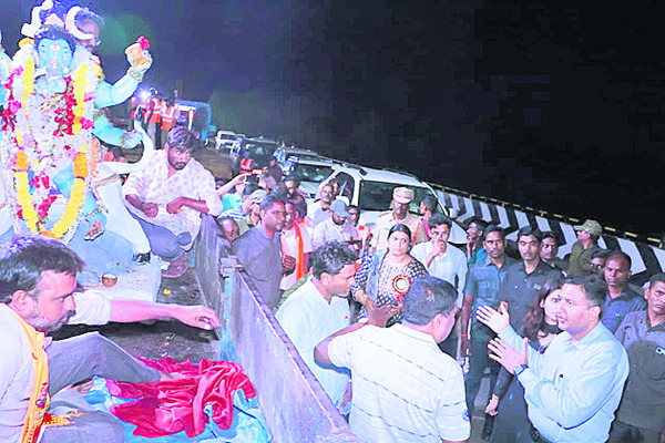 ప్రశాంతంగా గణేశ్ నిమజ్జనం1