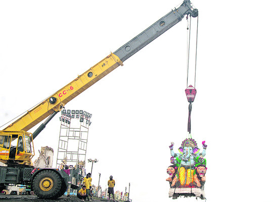 కొనసాగుతున్న నిమజ్జనం1