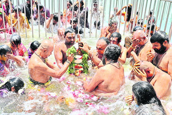 కన్నులపండువగా చక్రతాళ్వార్కు చక్రస్నానం 1