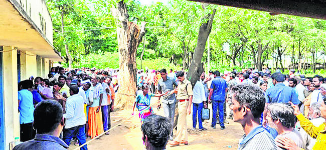 కొనసాగుతున్న యూరియా కష్టాలు1