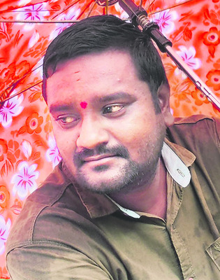 ద్విచక్ర వాహనాన్ని ఢీకొట్టిన కారు1