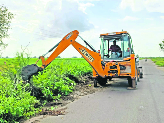 రహదారికి తాత్కాలిక మరమ్మతులు 
1