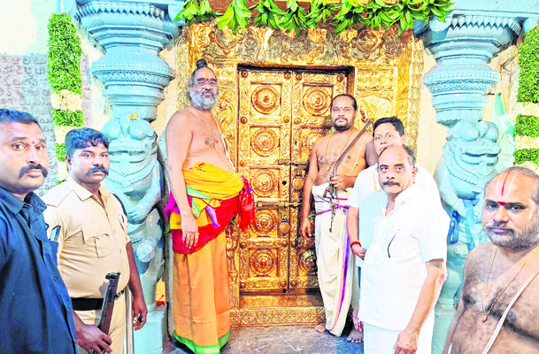●చంద్ర గ్రహణం.. ఆలయాల మూసివేత 1
