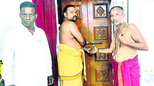 గ్రహణం ఎఫెక్ట్.. ఆలయాలు మూసివేత1