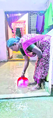 చినుకు పడితే వణుకే.. 1