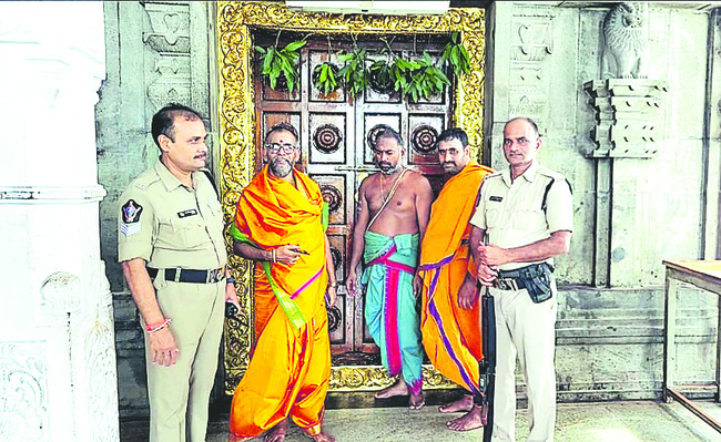 జిల్లాలో ఆలయాల మూసివేత1
