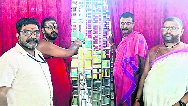 ● చంద్రగ్రహణం ఎఫెక్ట్‌ మూతపడిన ఆలయాలు4