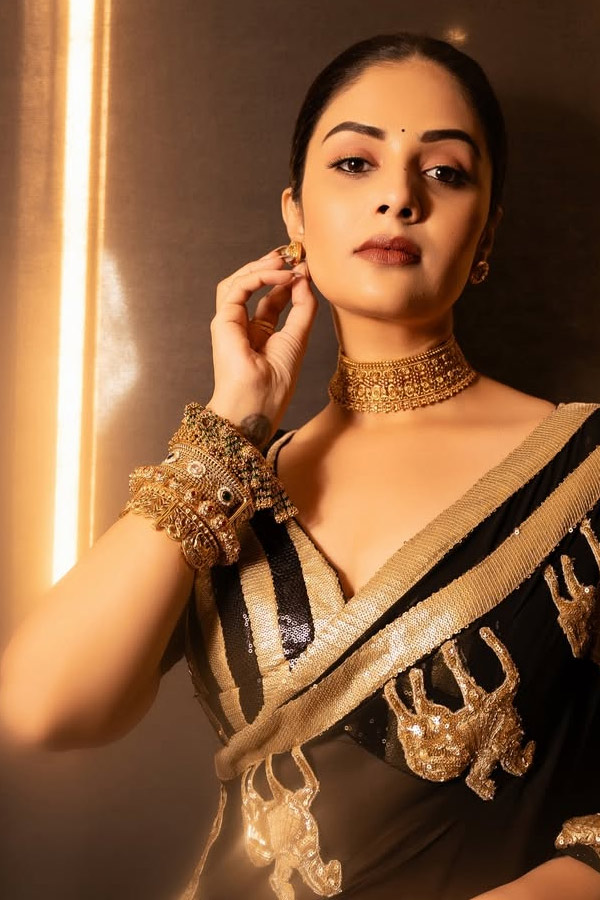 Anchor And Actress Srimukhi Stunning looks in Saree Photos15