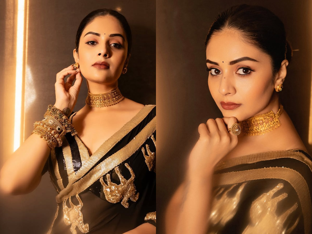 Anchor And Actress Srimukhi Stunning looks in Saree Photos1