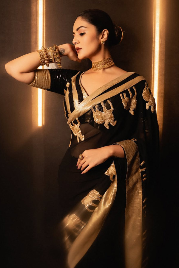 Anchor And Actress Srimukhi Stunning looks in Saree Photos3