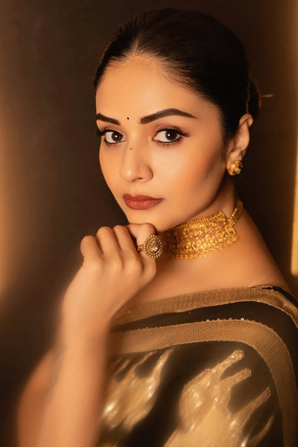 Anchor And Actress Srimukhi Stunning looks in Saree Photos6