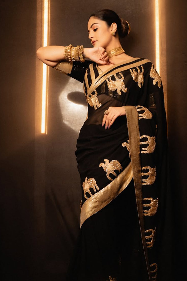 Anchor And Actress Srimukhi Stunning looks in Saree Photos7