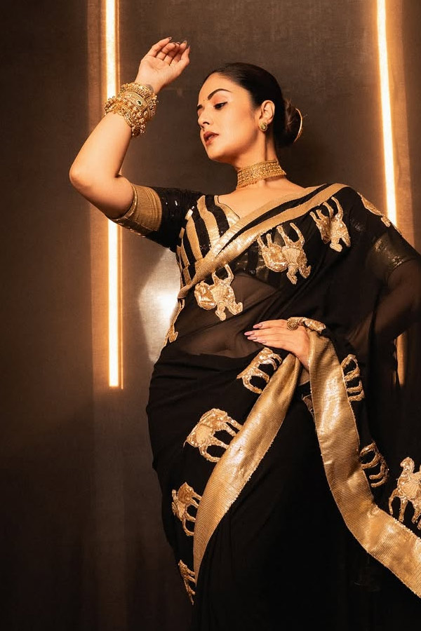Anchor And Actress Srimukhi Stunning looks in Saree Photos10