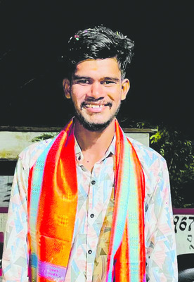 చెట్టును ఢీకొట్టిన కారు1