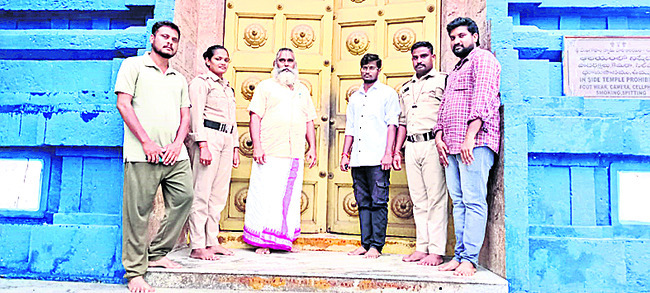 ఆలయాలు మూసివేత1
