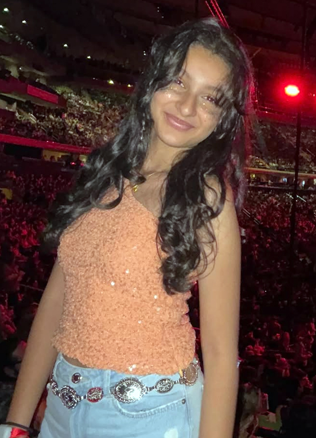 hero Mahesh's family enjoying their US tour (Photos)2