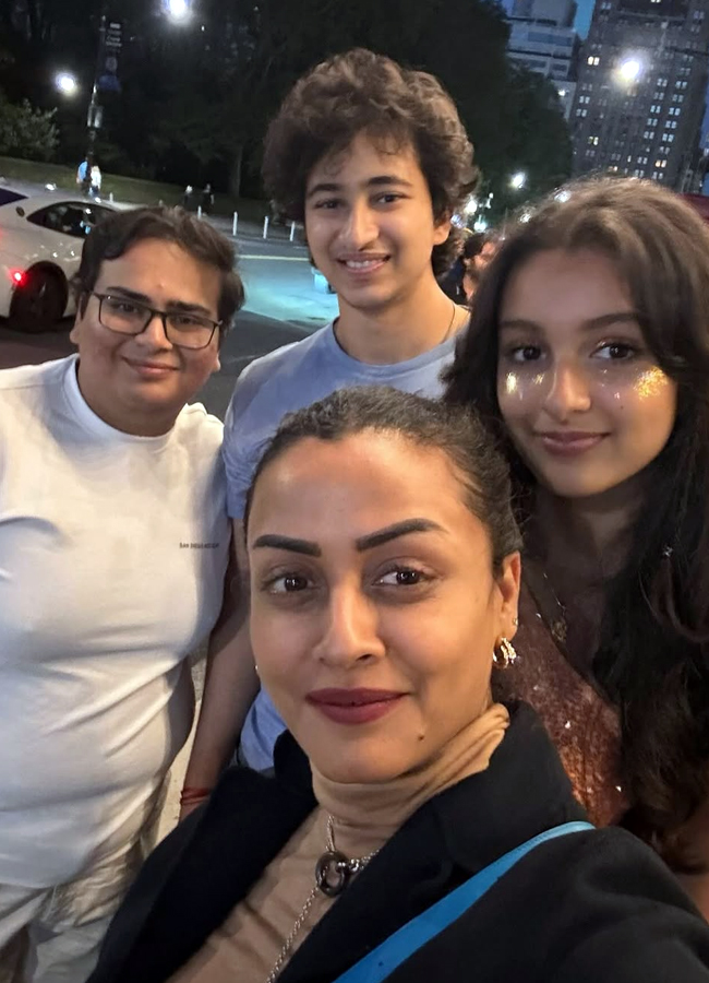 hero Mahesh's family enjoying their US tour (Photos)3