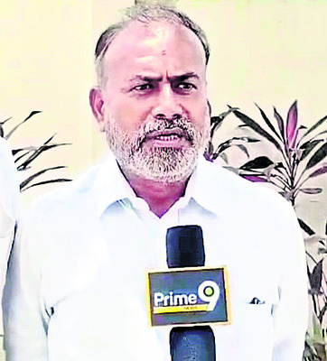 రోడ్లన్నీ పాడయ్యాయి 
1