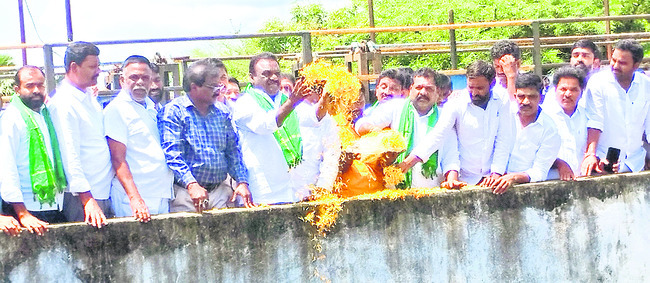 ప్రాజెక్టులు కట్టింది.. నీళ్లిచ్చింది కాంగ్రెస్సే1
