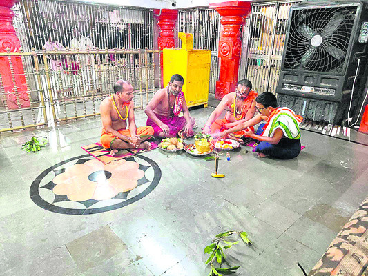 తెరుచుకున్న ఆలయాలు1