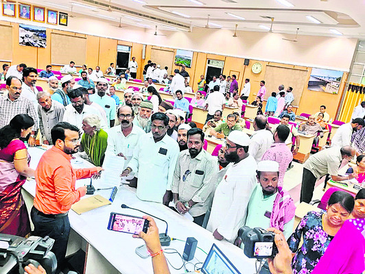 సకాలంలో వినతులు పరిష్కరించాలి 1