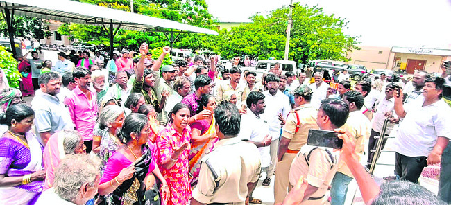 ధర్నాలతో దద్దరిల్లిన కలెక్టరేట్ 1