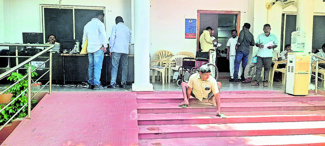 అనాలోచిత ఏర్పాట్లు.. దివ్యాంగులకు ఇక్కట్లు1