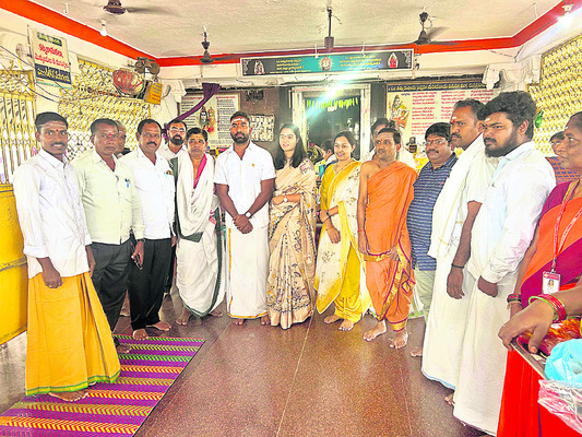 దుబ్బ రాజన్న సన్నిధిలో కలెక్టర్‌ దంపతులు1