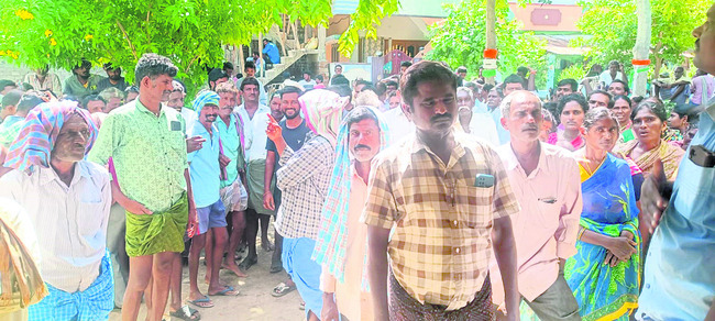 అవే బారులు.. అదే గోస1