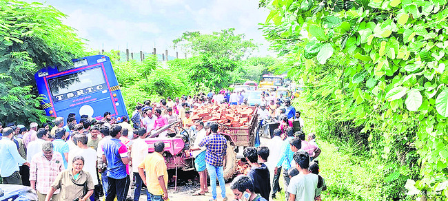 ఆర్టీసీ బస్సు, ట్రాక్టర్‌ ఢీ1