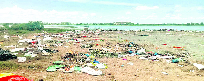 Waste accumulated in the Manakondur lake area1